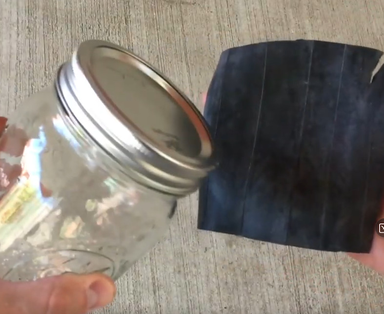Opening stubborn jar lids